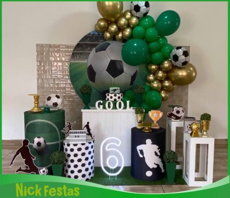 Decoração infantil tema futebol com balões verdes e painel estádio na Freguesia do Ó SP.
