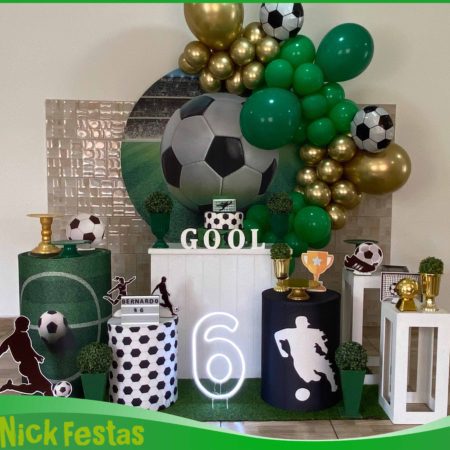 Decoração infantil tema futebol com balões verdes e painel estádio na Freguesia do Ó SP.