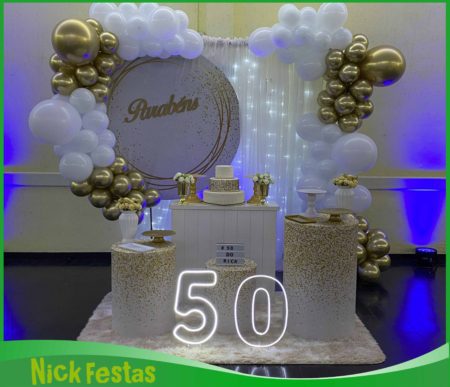 Decoração 50 anos branco e dourado com balões orgânicos e número iluminado na Freguesia do Ó SP.