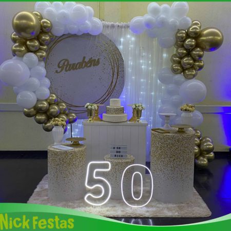 Decoração 50 anos branco e dourado com balões orgânicos e número iluminado na Freguesia do Ó SP.