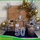 Decoração 50 anos dourado e prata com balões metalizados e número 50 iluminado na Freguesia do Ó SP.