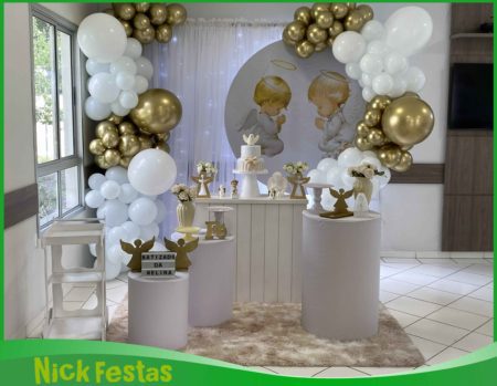 Decoração de batizado anjinhos branca e dourada com painel delicado, arco de balões claros e mesa decorada na Freguesia do Ó Zona Norte SP