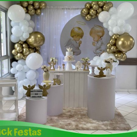 Decoração de batizado anjinhos branca e dourada com painel delicado, arco de balões claros e mesa decorada na Freguesia do Ó Zona Norte SP