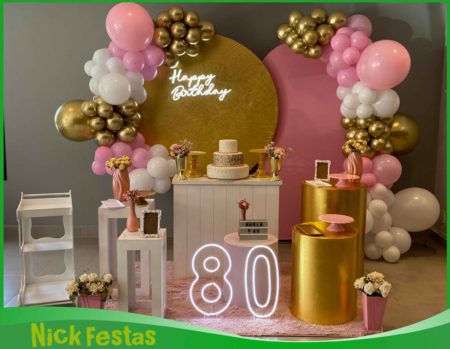 Decoração 80 anos rosa e dourado com arco de balões, painel elegante, mesa decorada e detalhes sofisticados para aniversário na Freguesia do Ó SP