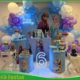 Decoração infantil Frozen com painel temático, balões em tons de azul e branco, mesa decorada e personagens Elsa e Anna para festa infantil na Freguesia do Ó SP.