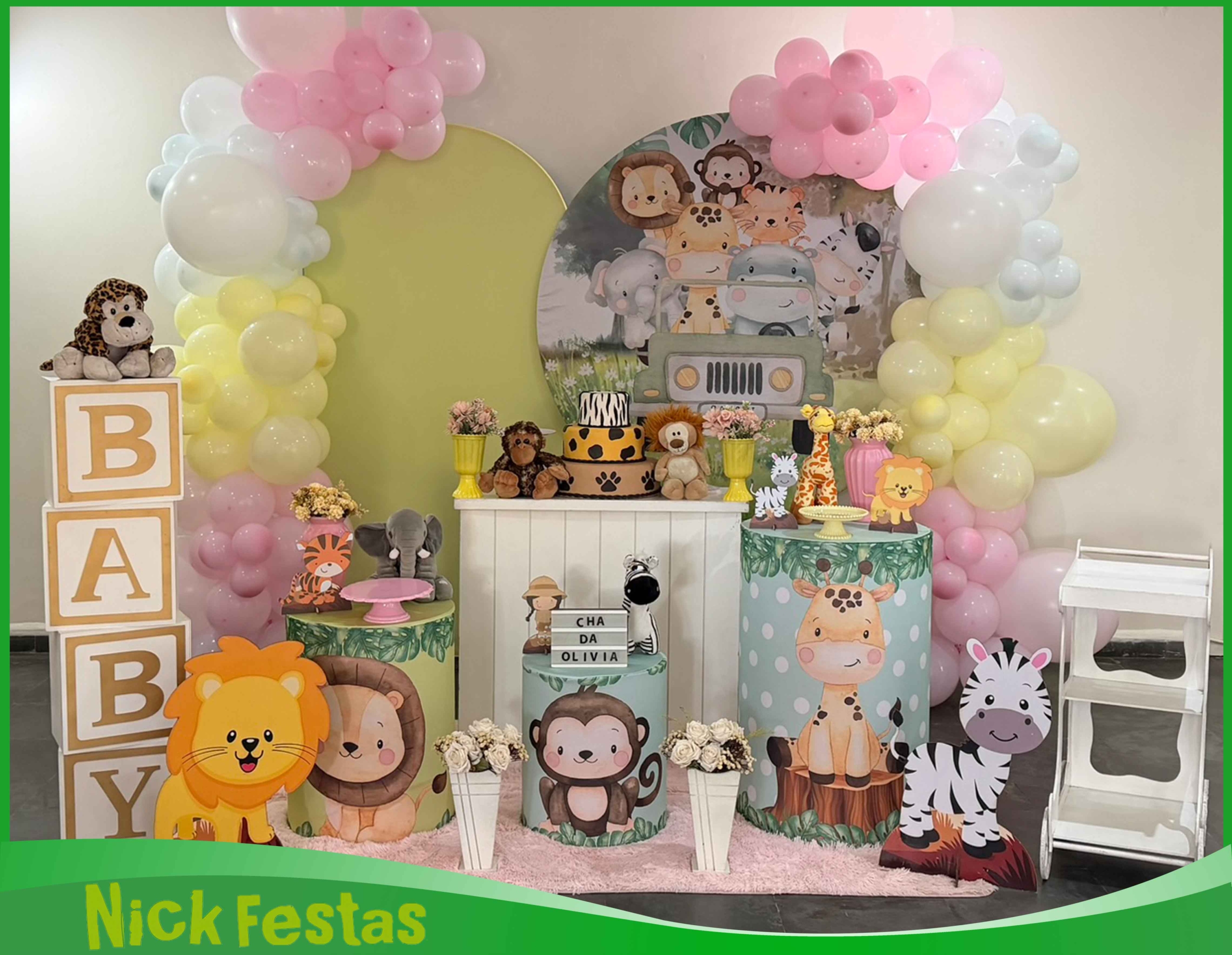 Decoração infantil Safari Rosa para aluguel em São Paulo com painel temático, animais da floresta, balões em tons pastel e mesa decorada para chá de bebê, chá revelação e aniversário.