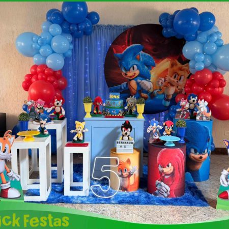 Decoração infantil do Sonic para aluguel em São Paulo, cenário completo para festa de aniversário com painel, mesa decorada e personagens. Nick Festas.