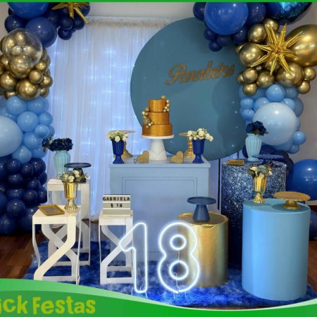 Decoração azul e dourado para festa de 18 anos, com painel decorativo, arco de balões, mesa principal e elementos em tons de azul e dourado.