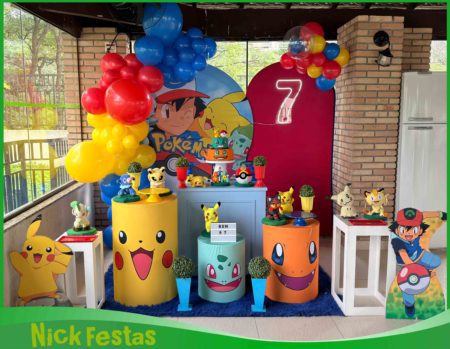 Decoração infantil tema Pokémon para locação, com painel temático, personagens Pokémon, mesa decorativa e elementos coloridos para festa de aniversário.