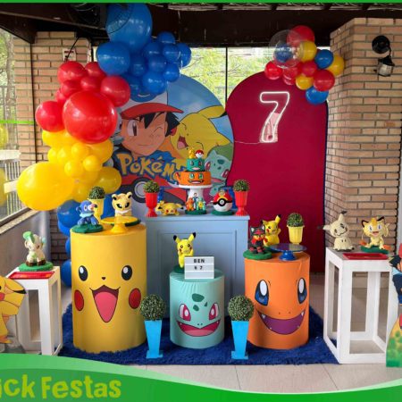 Decoração infantil tema Pokémon para locação, com painel temático, personagens Pokémon, mesa decorativa e elementos coloridos para festa de aniversário.