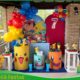 Decoração infantil tema Pokémon para locação, com painel temático, personagens Pokémon, mesa decorativa e elementos coloridos para festa de aniversário.