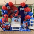 Decoração infantil tema Homem-Aranha para locação, com painel temático, personagens, mesa principal e elementos decorativos inspirados no super-herói para festa de aniversário.