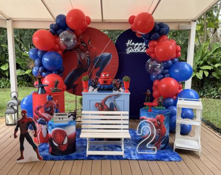 Decoração infantil tema Homem-Aranha para locação, com painel temático, personagens, mesa principal e elementos decorativos inspirados no super-herói para festa de aniversário.
