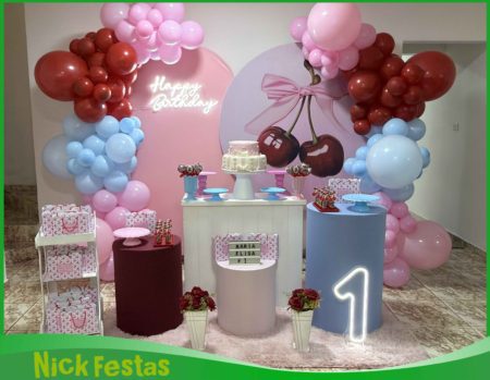 Decoração infantil tema Cerejinha para locação, com painel temático, personagens, mesa decorativa e elementos delicados em tons de rosa, vermelho e branco para festa de aniversário.