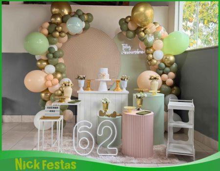 Decoração de festa adulto em tons de verde e nude com mesa decorada para aniversário